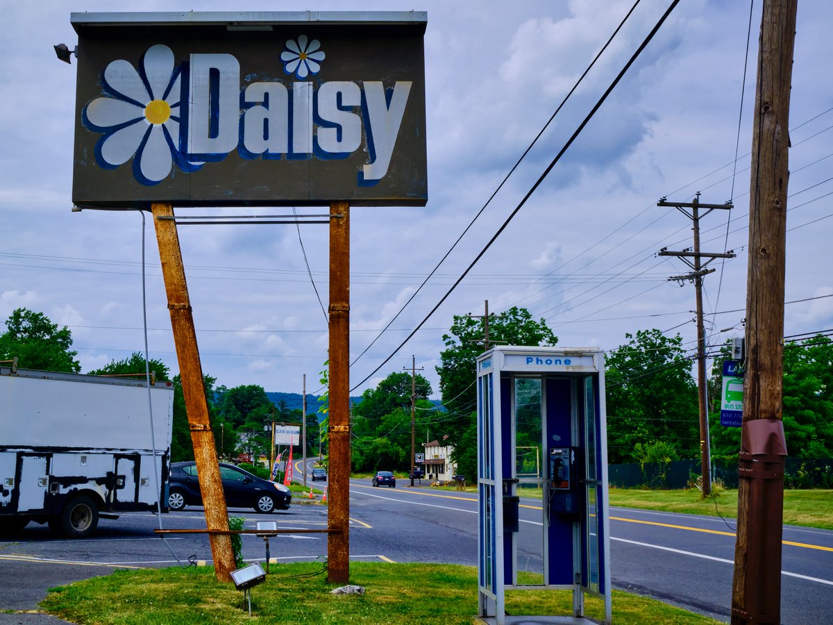ComradeRobski's tweet image. Call Daisy for Reservations, Wind Gap, PA, 2022.

robfeldmanphotos.com
instagram.com/rob.feldman

#daisy #payphone #windgap #northamptoncounty