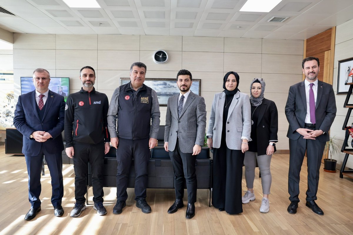 GSBgenclik's tweet photo. Bugün size ikinci bir müjdemiz daha var.😊

@AFADBaskanlik ile de iş birliği protokolümüz imzalandı.🖊️

Arama Kurtarma eğitimleri, Afet Farkındalığı ve Gönüllülük Yarışmaları ile Arama ve Kurtarma Yarışmaları çok yakında Gençlik Kamplarımız ve Gençlik Merkezlerimizde. https://t.co/xDKX2WVjxj