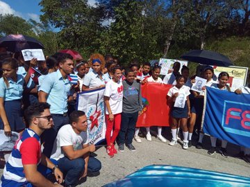 UJCdeCuba's tweet photo. Buenos días comunidad!!! ✊🏽🇨🇺

La ruta Martiana ya ha recorrido 130 kilómetros en su trayecto hacia La Habana para encender la llama de la Marcha de Las Antorchas este 27 de enero.

-Abrimos hilo 👇

 #JuntarYVencer https://t.co/qLSwtQT2SN
