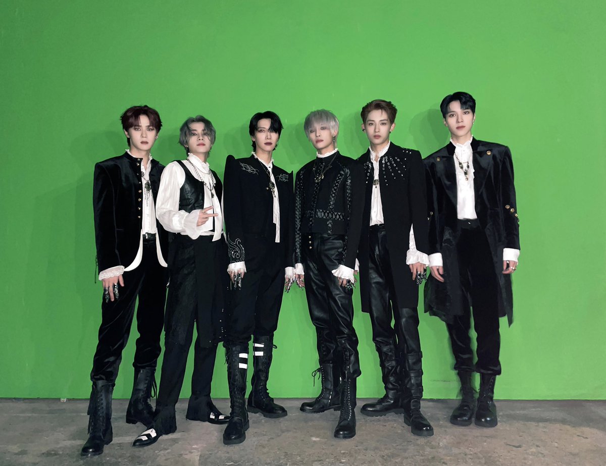 da_dejun's tweet photo. 갈수록 더 좋아져서 큰일이다...짱이션븨ㅠㅠㅠ
#WayV_4thAnniversary
#威神V出道四周年快乐
#웨이션브이4주년축하해
#HappyWayVDay https://t.co/sSCVOqGWK2