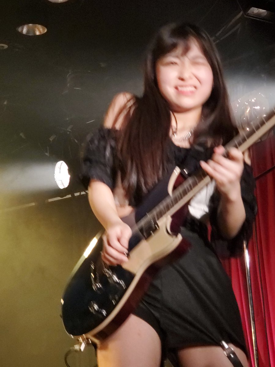 kunikuni2460's tweet photo. そして推しギタリストで、今年から #RiskyMelody を引っ張る旗艦となる⁉️のAsumiちゃんの新兵器は🥁🥁🥁❤✨
#YAMAHA #REVSTAR #RSP20 とアコギ(型番聞き忘れた😝)
新たな相棒と共に高い壁乗り越えてってねぇ~~~‼️🎸💕 https://t.co/YDGLRUUTRl