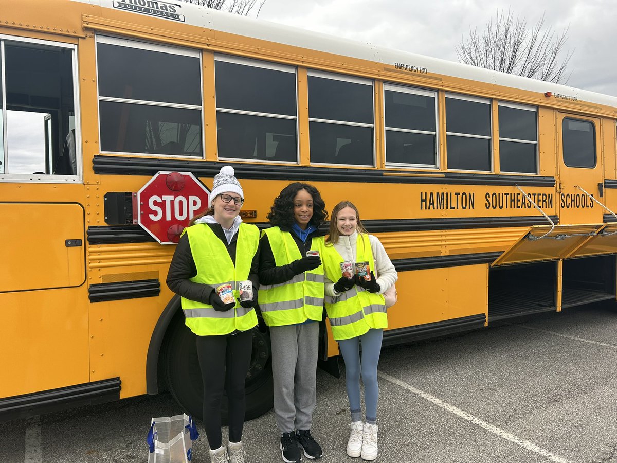 esgraham13's tweet photo. MLK Day of Service! Proud of these @SwimSSCRoyals for spending a long weekend at the pool and then volunteering today for the canned food drive for Fishers Parks! Visit them at Cyntheanne Park. https://t.co/BRW2dFblGe