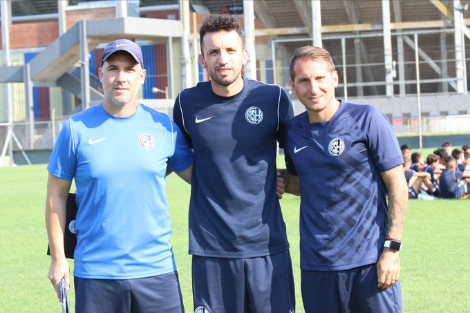 Ortiz junto a Botinelli y el PF Lucas Ramos, en la Ciudad Deportiva.