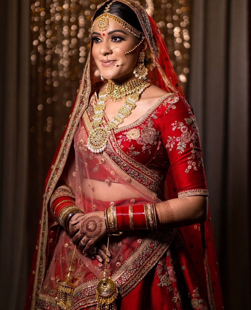Falling hard for this real bride's maximalist bridal style with a traditional @sabyasachiofficial lehenga and ogle-worthy bridal makeup by makeup maestro <a href="/ginibhogal/">Gini Bhogal</a>! 🫶🏻

🔗 l8r.it/70ec