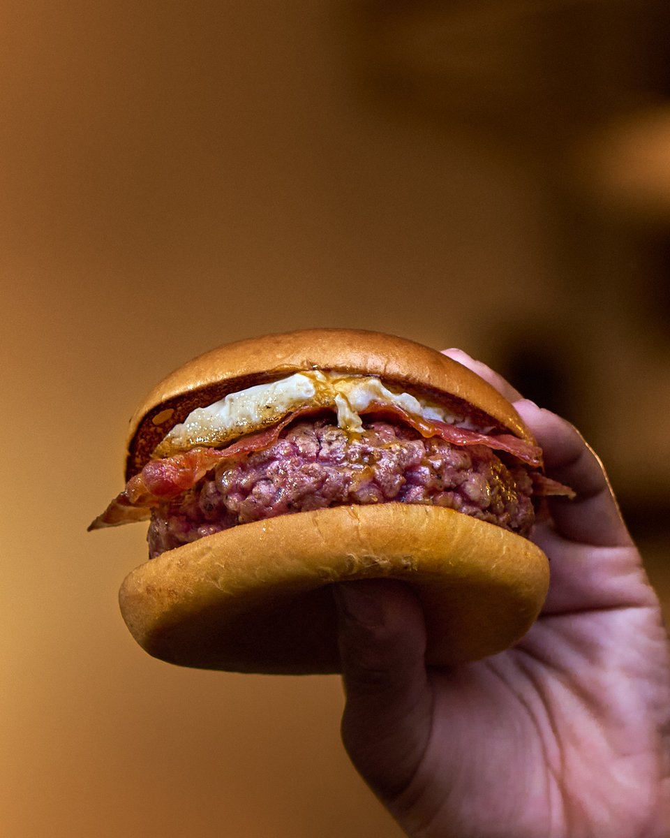 captureapp_xyz's tweet photo. Lift your #MondayBlues with a delicious burger and fries from @CereroDolz! 🍔🍟 

#Foodphotography is a photographic genre that deserves recognition and respect, requiring a good understanding of composition, lighting, and styling.

#photography #Foodie #art #NFTCommunity https://t.co/XSh2mcBqtW