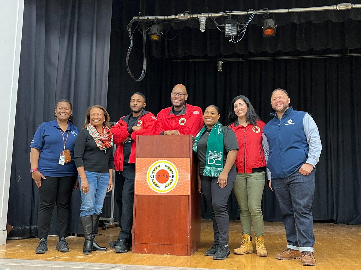 United States Secretary of Transportation <a href="/PeteButtigieg/">Pete Buttigieg</a> was helping out at <a href="/CityYearWDC/">City Year DC</a>'s #MLKDay of service! Thank you to all those who committed to serve to help honor the legacy of Dr. King.