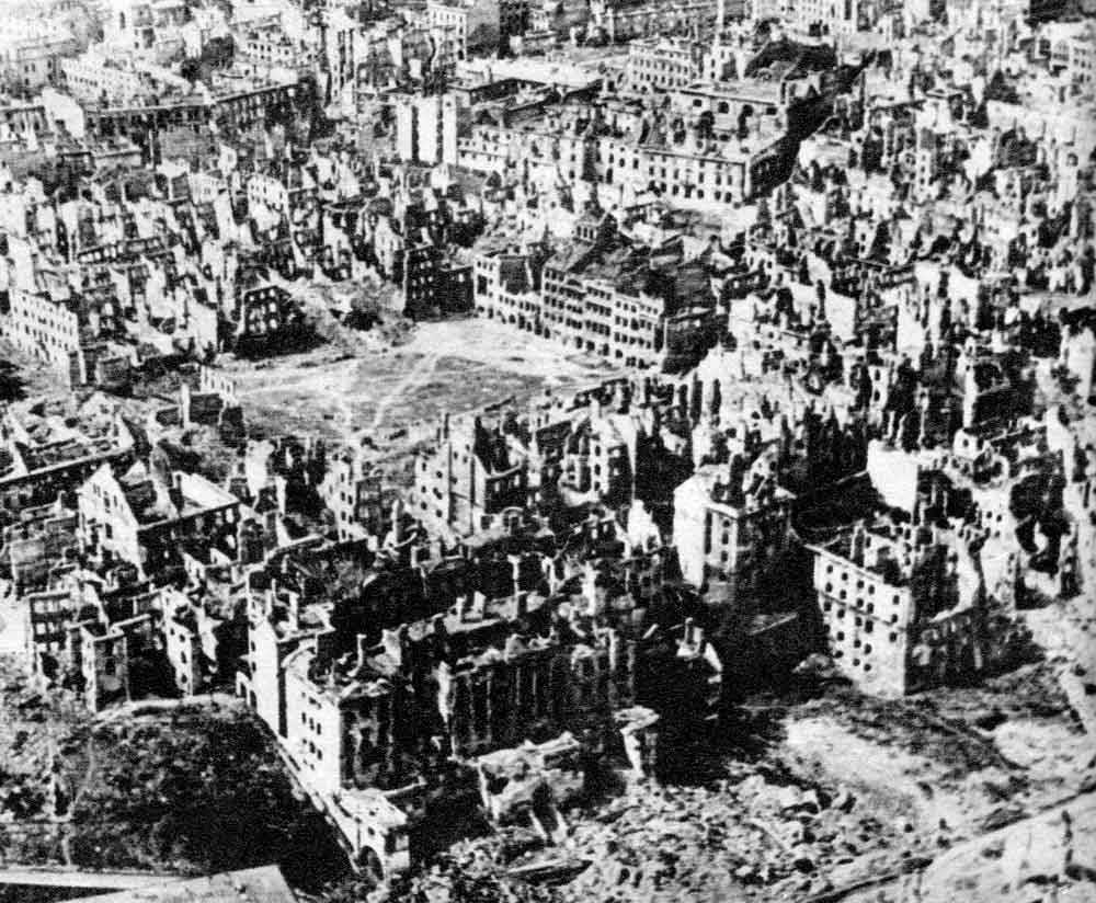 worldwar2study's tweet image. 90% of Warsaw's buildings have now been destroyed by Nazi occupiers- even as Red Army closes in on city. Since Warsaw uprising by Polish Home Army, Germans have demolished 923 historic buildings &amp;amp; 1 million homes in a bid to destroy Polish identity.  #WW2