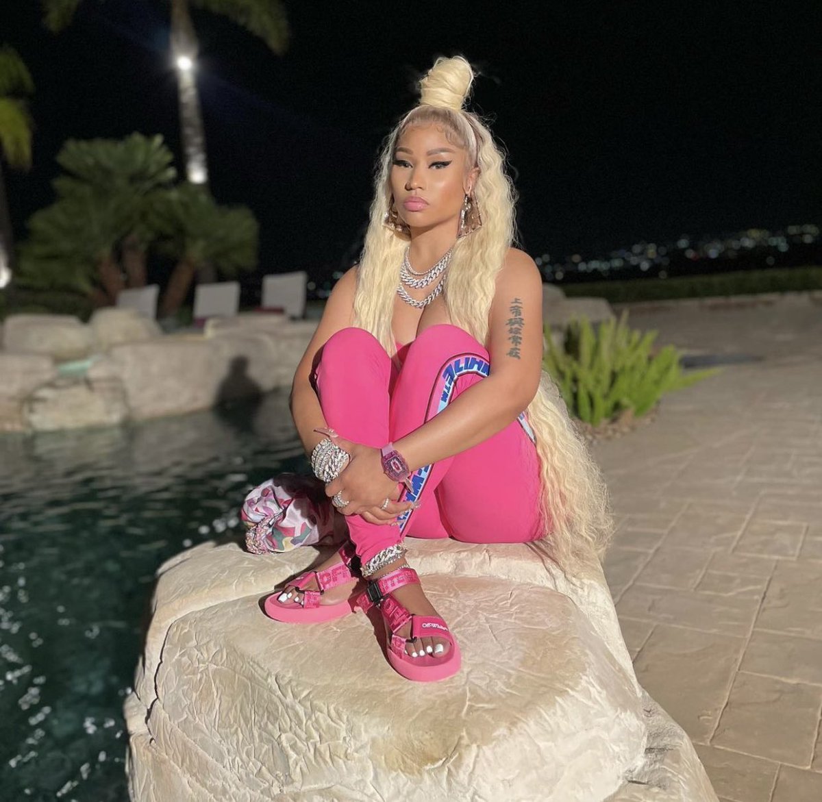 scandal_lady's tweet photo. @WhoIsBriOwens @20daysofaugust1 That’s not enough explanation anyone who is an artist knows time limits change she is an artist anyone wanting a time needs a job to go clock in ⏰ @NICKIMINAJ is now a mother although u bitches is her #sons her only son is #PapaBear #shegotthis https://t.co/naeYQ9nRoK