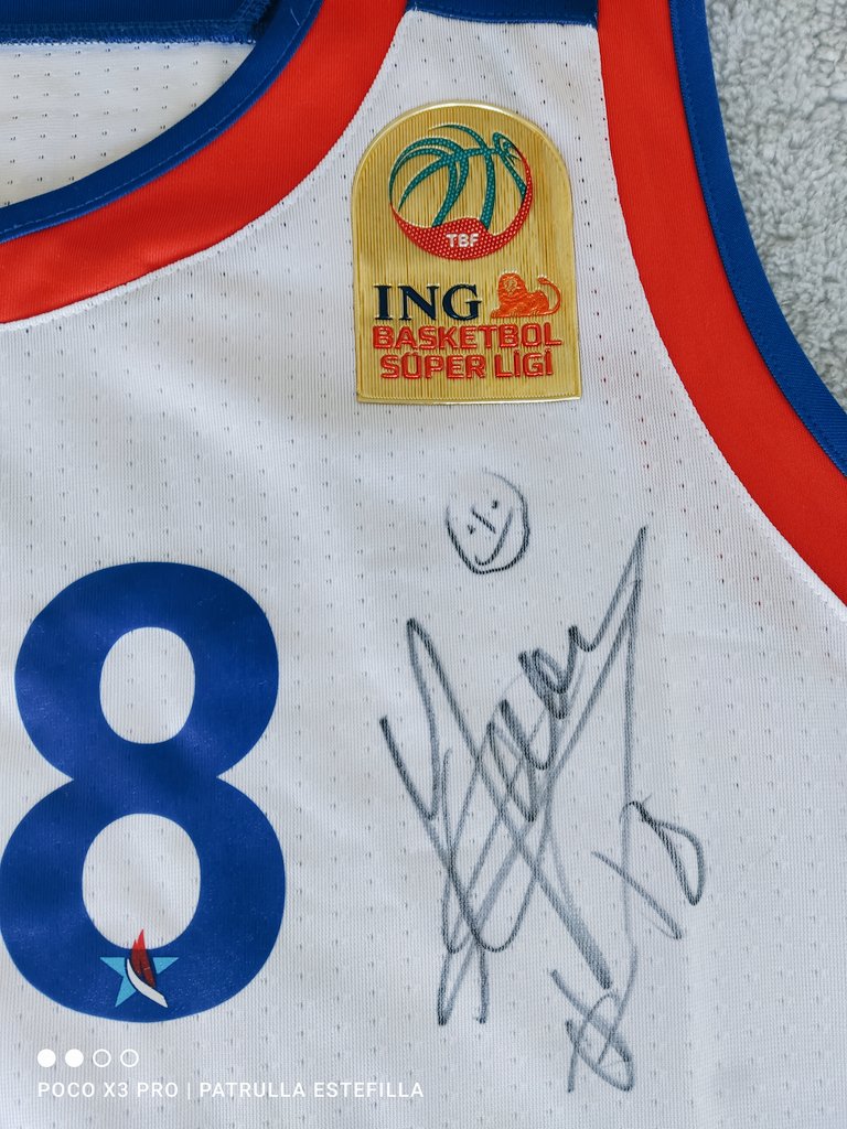 Camiseton con parche dorado de <a href="/moerman42/">Adrien Moerman</a> en <a href="/AnadoluEfesSK/">Anadolu Efes SK</a>