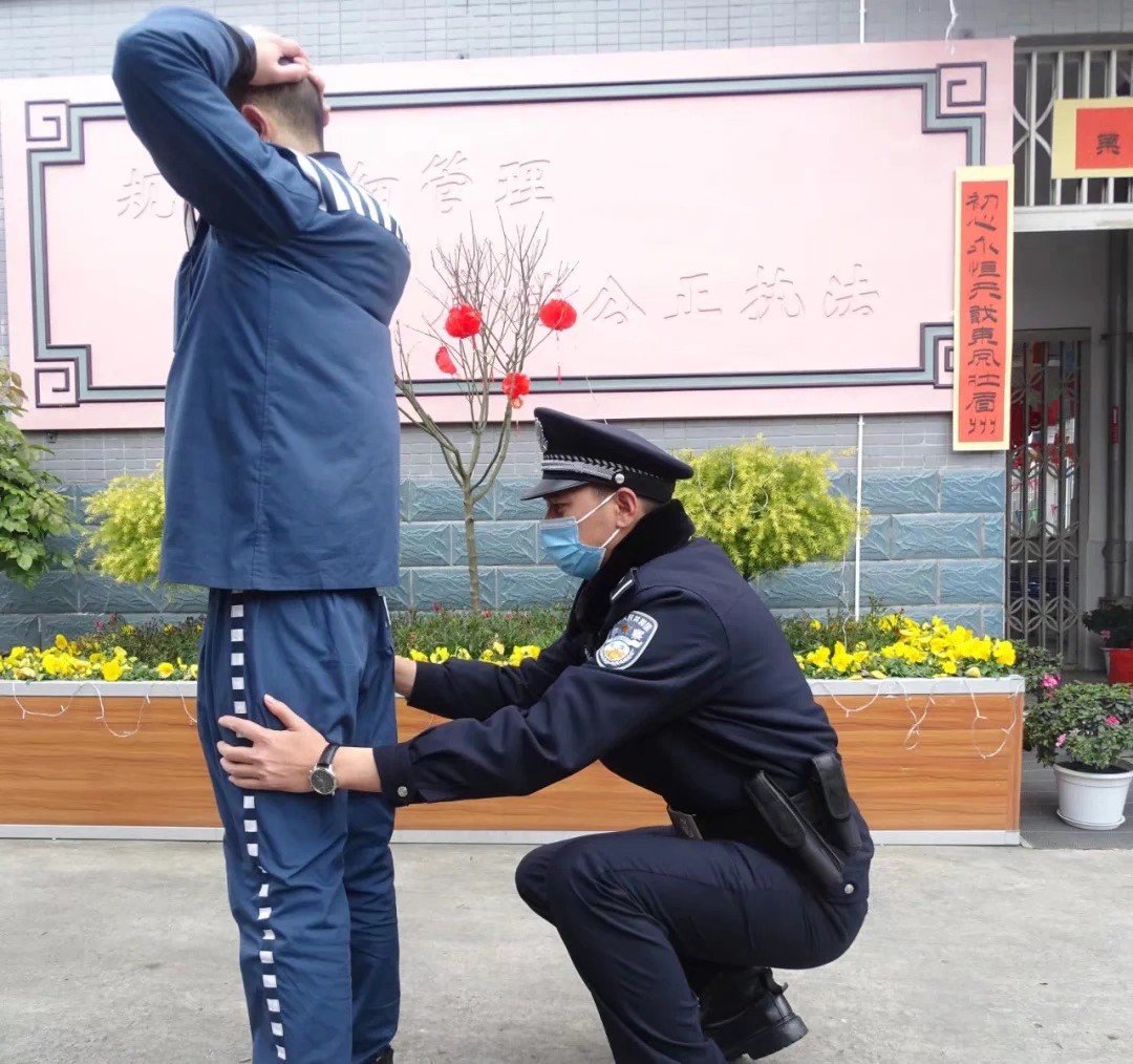 Do you want your penis to be groped by the police while wearing the prison uniform?😍
