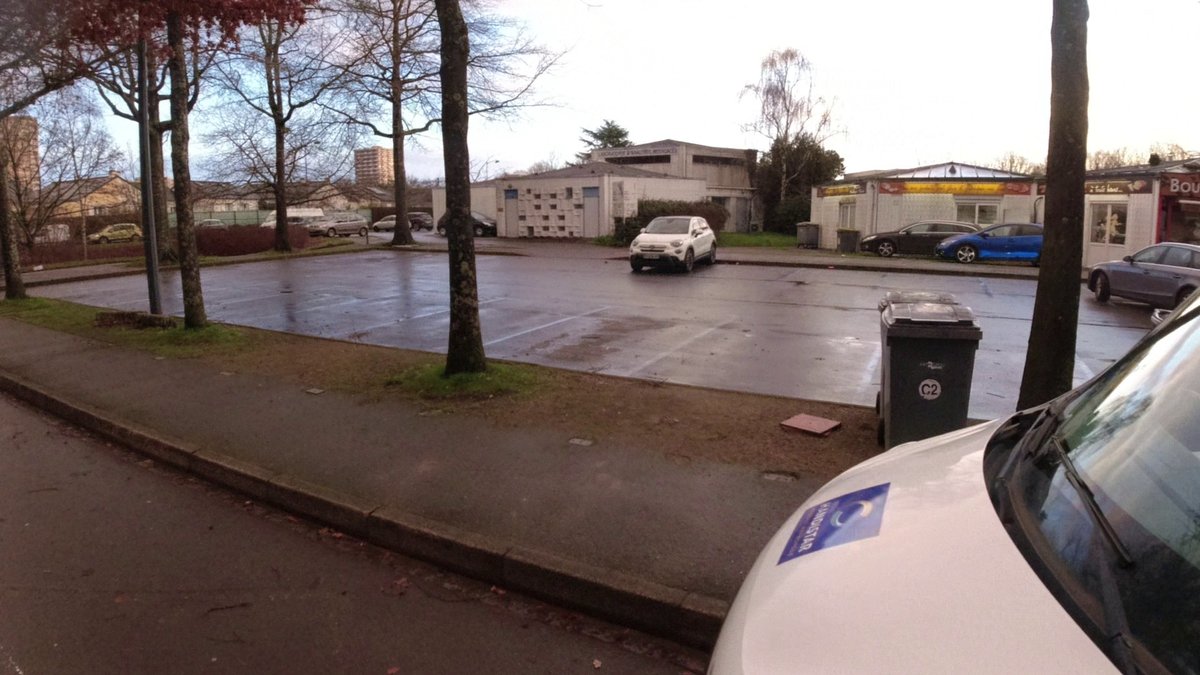 RzhBuan's tweet photo. @STARmeparle j'ai subi 1 agression de la part d'un de vos chauffeurs #handistar ce matin qui m'a doublé puis s'est "garé" sur la bande cyclable devant un 🅿️ vide puis m'a agrippé pour tenter me faire tomber avant d'essayer de me frapper.
Vous les calmez quand #FoutageDeGueule ? https://t.co/Sy9TDvVWWA