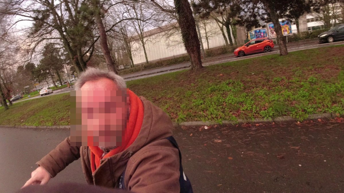 RzhBuan's tweet photo. @STARmeparle j'ai subi 1 agression de la part d'un de vos chauffeurs #handistar ce matin qui m'a doublé puis s'est "garé" sur la bande cyclable devant un 🅿️ vide puis m'a agrippé pour tenter me faire tomber avant d'essayer de me frapper.
Vous les calmez quand #FoutageDeGueule ? https://t.co/Sy9TDvVWWA