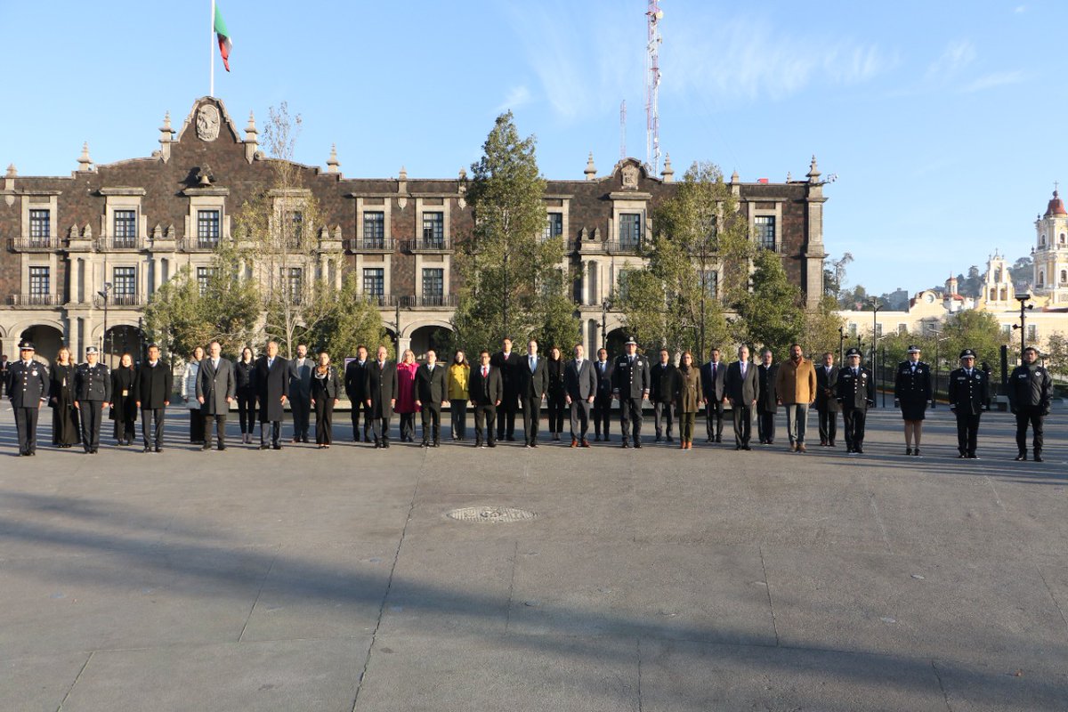 A esta ceremonia que promueve el amor y respeto a la patria, también asistieron titulares de los organismos: <a href="/SecretariadoGEM/">Secretariado Ejecutivo</a>, <a href="/UMS_edomex/">Universidad Mexiquense de Seguridad</a>, <a href="/C5Edomex/">C5 Estado de México</a>, así como de <a href="/EstatalEdomex/">Policía Estatal del Estado de México</a> y Subsecretaría de Control Penitenciario.