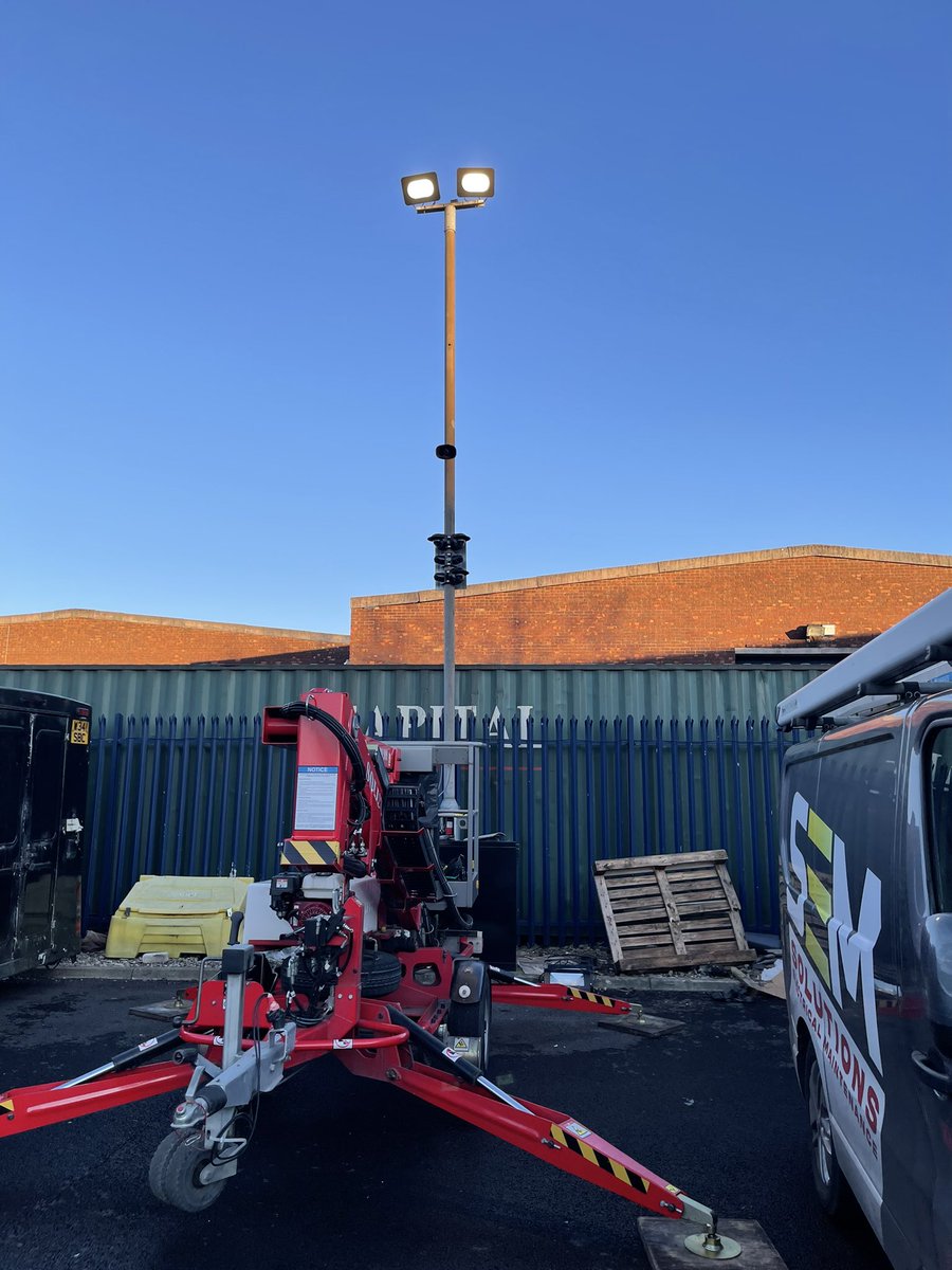 SolutionsEM's tweet image. Chilly but a clear afternoon in Manchester 🥶 fixing outside LED lighting #electricalmaintenance