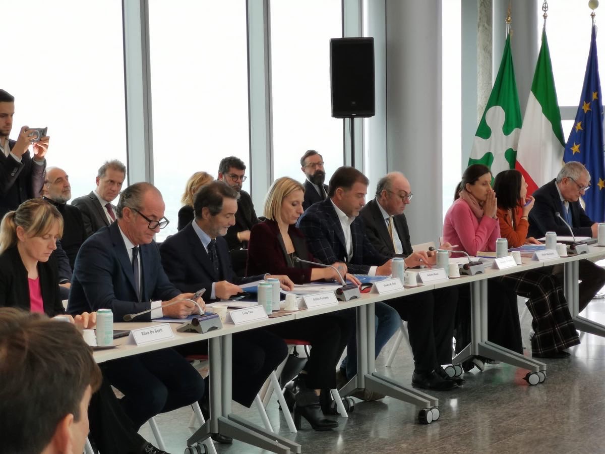 Al Belvedere di #PalazzoLombardia la cabina di regia in merito alle infrastrutture connesse allo svolgimento delle #Olimpiadi Milano-Cortina2026 con il vicepremier e Ministro delle Infrastrutture e dei Trasporti Matteo Salvini e i governatori Attilio Fontana e Luca Zaia.