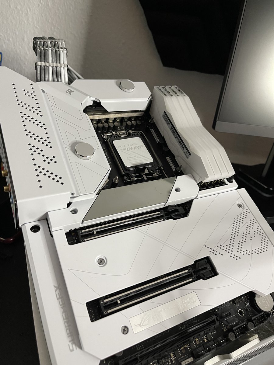 technika_builds's tweet image. White Build Preview 🤍 @teamgroupincde @teamgroupinc @asusrogde @CableMod #cablemod #asus #rog #z690formula #asusrog #teamgroup #teamgroupdelta #ddr5 #cardea #nvme