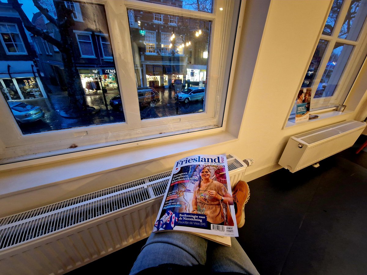 ArjaKastelein's tweet photo. Beetje verregend.... nu maar wat bijkomen in de heerlijk rustige #bibliotheek #Harlingen en bij het raam #mensenkijken #regendag 😊🙃💦😄 https://t.co/uThsNqONY1