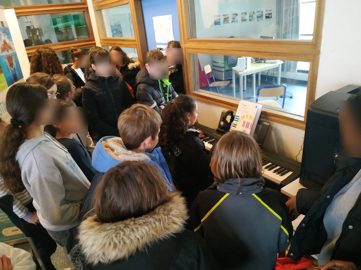 collegebdc77's tweet photo. Aujourd'hui, un piano a rejoint l'espace créativité du CDI 🎹 Les récrés se sont naturellement faites en musique. Un temps de partage, d'écoute et de détente pour tous. Merci à nos talentueux élèves et au @Departement77 grâce à qui ce projet a pu se concrétiser.#collegeinnovant77 https://t.co/sfq6Pu1qpv