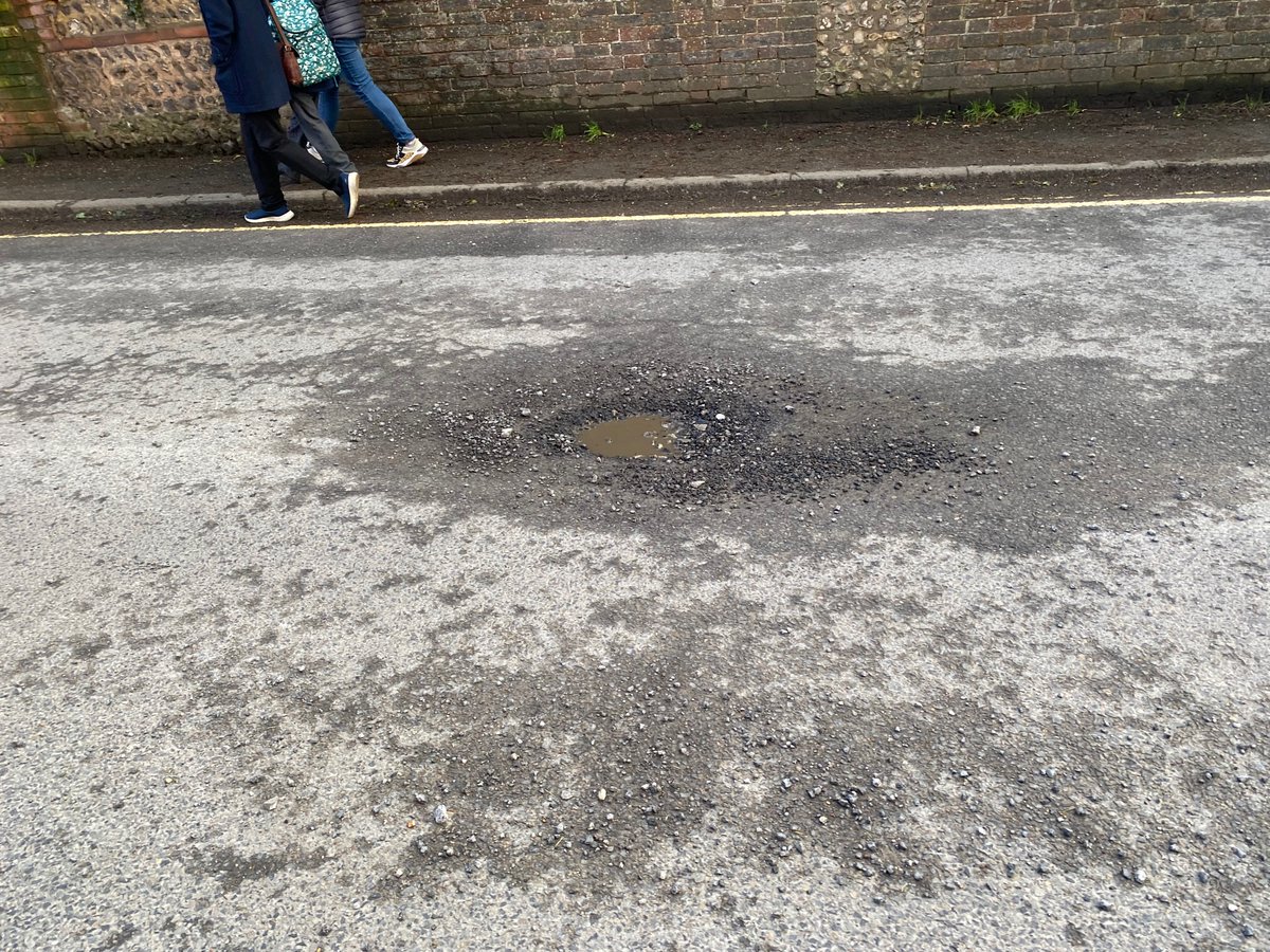 Eva_K15's tweet photo. @WSHighways Have you? Is this what you call complete? Don’t you have a duty of care? It’s in front of a school! https://t.co/XVb2PkmJjn