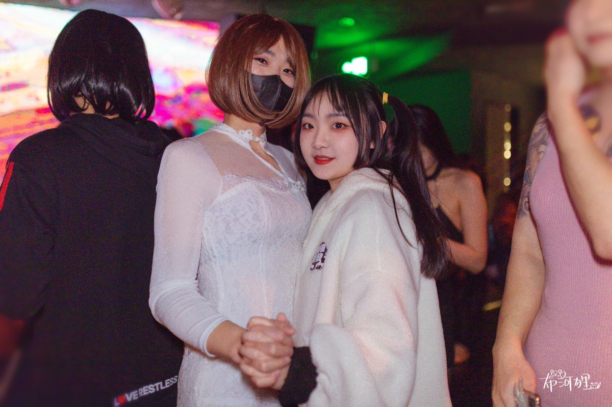 我感觉他下次再也不敢在活动现场和别的小姐姐十指相扣了吧…👀

哼~主权还是要宣誓一下的‼️🐾
@UU_zzzzzzzz 

📸摄影：狸酱 @Unreasonable920 https://t.co/U5UlG59qqg