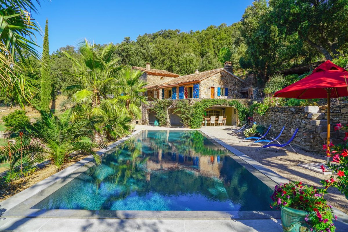 Cette immense piscine design se démarque par ses bords miroirs qui accentuent l’esthétisme du lieu de style provençal.

Esthétisme renforcé par la mise en place de margelles en pierre grises, disposées à fleur d’eau, donnant l’impression d’un miroir géant posé à même le sol.