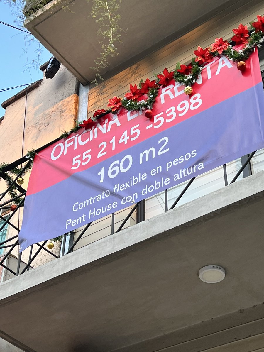 Avizzpon's tweet photo. Hace muchos años esto sólo podría creerse de Cancún y hace unos pocos en San Miguel de Allende, pero en la Benito Juárez y frente a uno de sus parques más populares ?  No cabe duda que además de la corrupción, la moneda de cambio en la @GobCDMX también es la del tío Sam. https://t.co/Z779cdvRcA