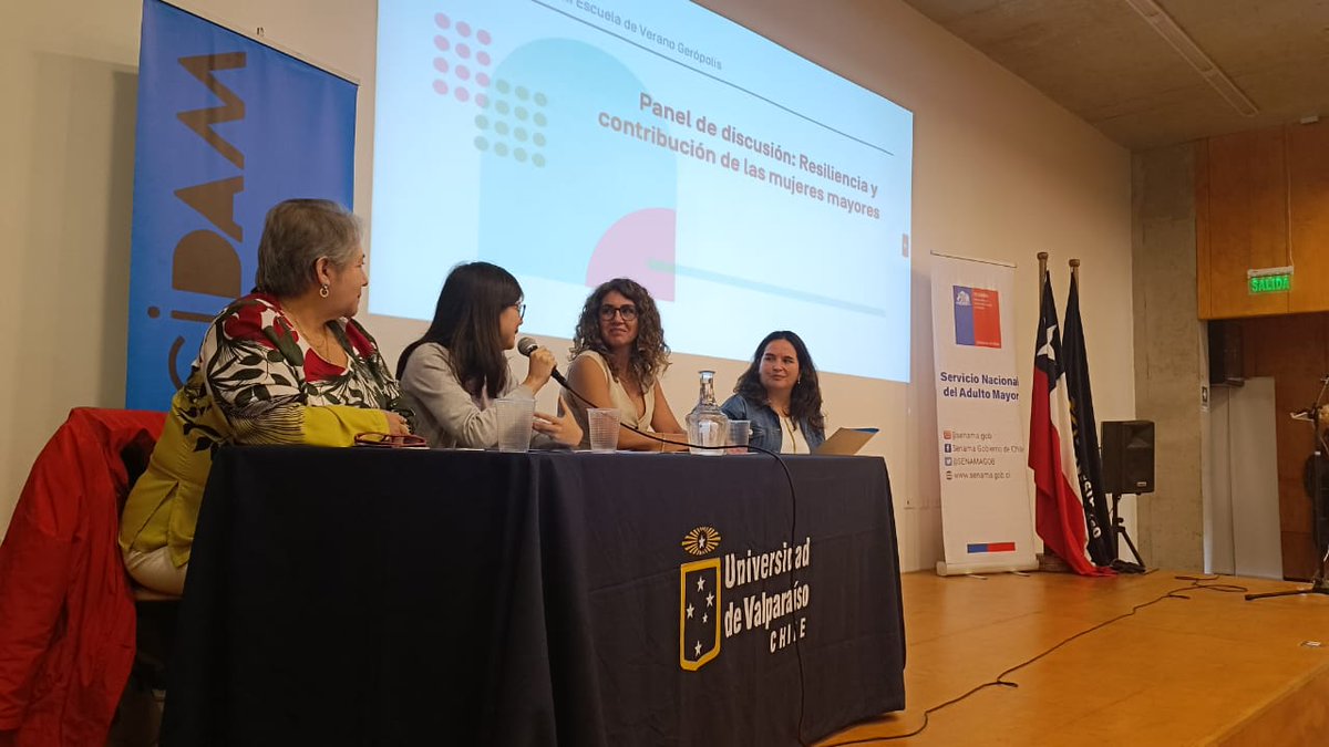 senamavalpo's tweet photo. 📚Vuelve la XIII Escuela de Verano "Las #PersonasMayores a la Universidad: Construyendo Vínculos Intergeneracionales", que contó en su inauguración con la participación de la directora  @SENAMAGOB Claudia Asmad, en el panel "Resiliencia y contribución de las mujeres mayores" https://t.co/lomlHguVpm