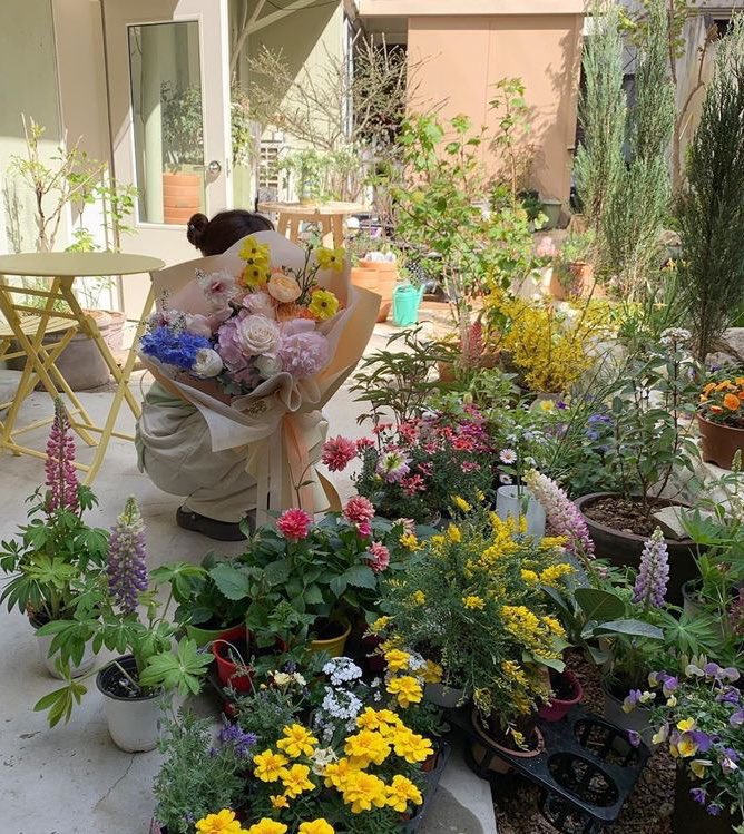 300moods's tweet image. my life goal is to open a flower shop 🌷