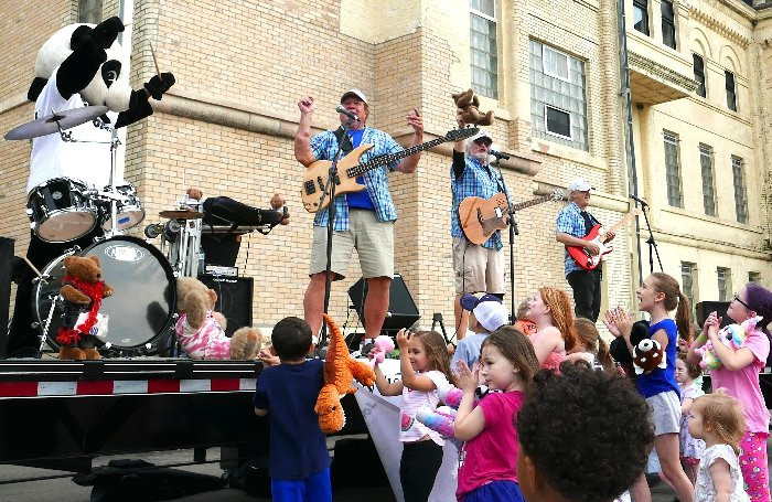 FieldTripA's tweet image. TEDDY BEAR BAND | Bear-Robics! Mind, Body &amp;amp; Spirit

Uplifting musical fun that keeps everyone moving with Bear-Robics!   @teddybearband 
#MNmusicians #MNmusic #MNentertainment #musicforkids

letsdomn.com/2023/01/teddy-…