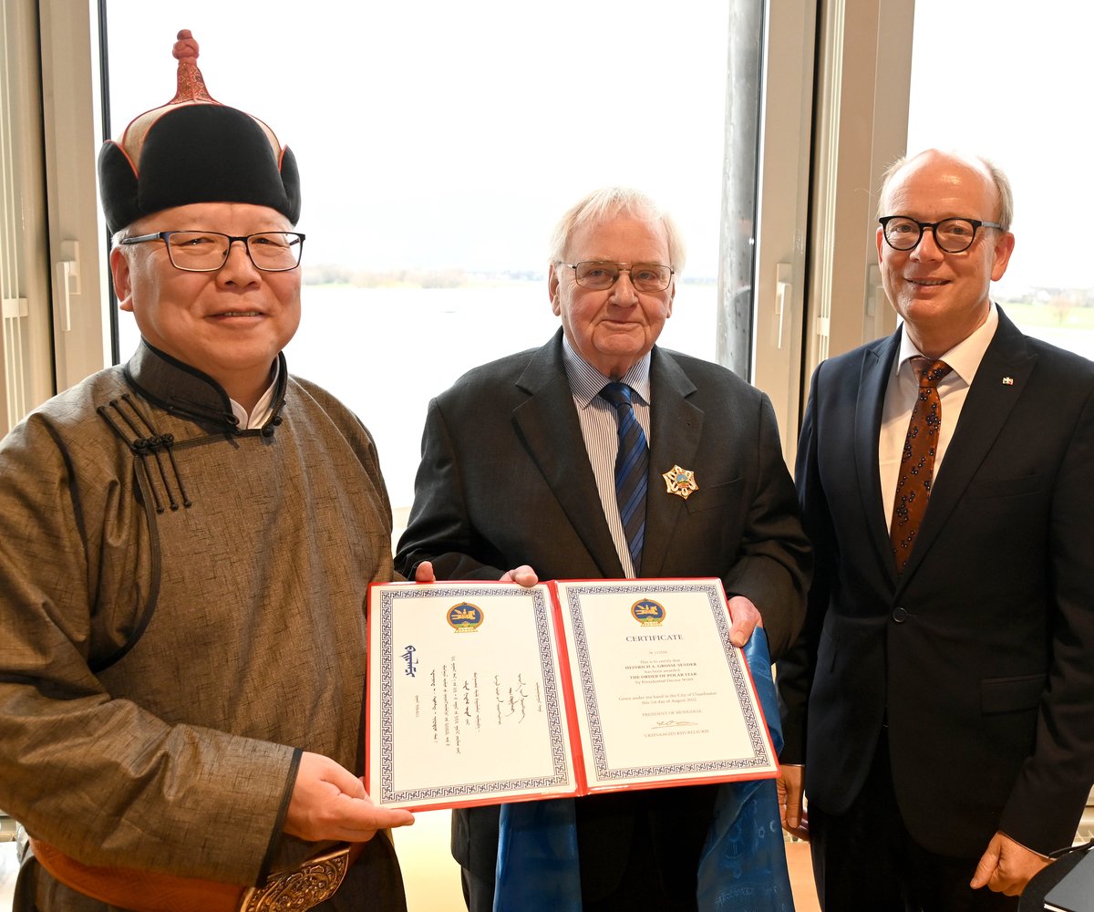 Mongolei im Landtag: Präsident André Kuper hat 🇲🇳  Botschafter Dr. Birvaa Mandakhbileg zum Antrittsbesuch im #ltnrw empfangen. Der Botschafter verlieh dem ehemaligen Direktor beim Landtag, Heinrich A. Große-Sender, den Staatsorden #Polarstern. landtag.nrw.de/home/aktuelles…