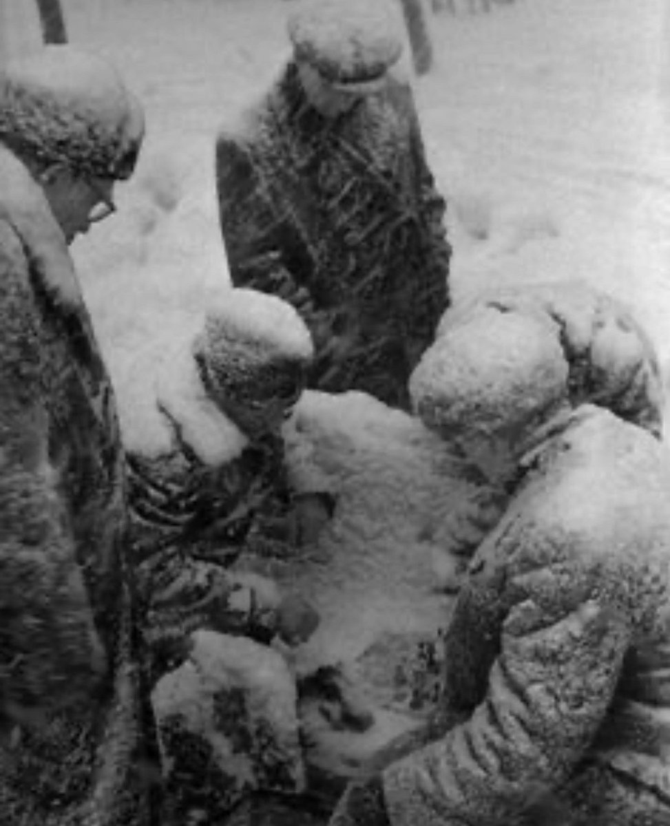 sim_barr's tweet photo. ❄️ It’s cold out there ❄️
Playing chess in the snow in Moscow in the 1950s … Unknown photographers
#cold #snow #chess #chessgame #playingchess #chessoutdoors #chessinthepark #wintergames #winter #moscowwinter #moscow #unknownphotographer #photography #determination #checkmate https://t.co/P7oAqbKDyX