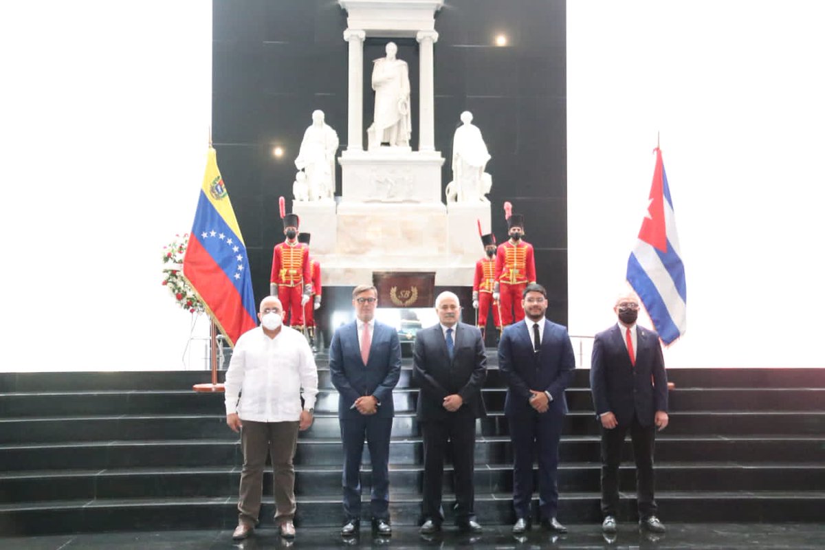 RanderPena's tweet photo. Con Ofrenda Floral ante el Sarcófago del Padre de la Patria Simón Bolívar, conmemoramos 64° aniversario de la Revolución de la República de Cuba. Desde Venezuela enviamos nuestro abrazo Bolivariano a todo el Pueblo Cubano. ¡Qué viva Fidel! ¡Qué viva el Cmdte. Hugo Chávez!  🇨🇺🇻🇪 https://t.co/MWLgXGsuIk