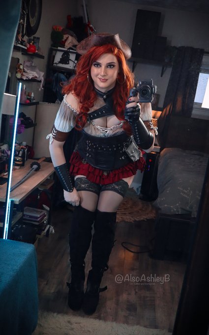 Don't mind me... just a simple wardrobe adjustment... ?‍☠️ https://t.co/tasYr5QIJg