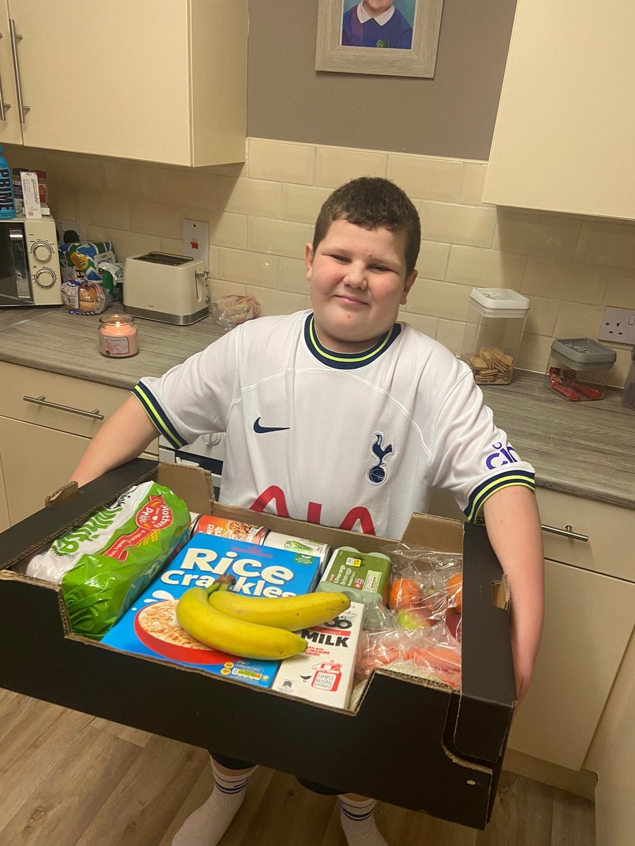 What a pleasure to support Grimsby Panthers with their food boxes from <a href="/SPARBradley/">SPAR Bradley Cross</a> <a href="/AF_Blakemore/">A.F. Blakemore & Son</a> for the mini footballers. #Support #Local #Grimsby Happy faces