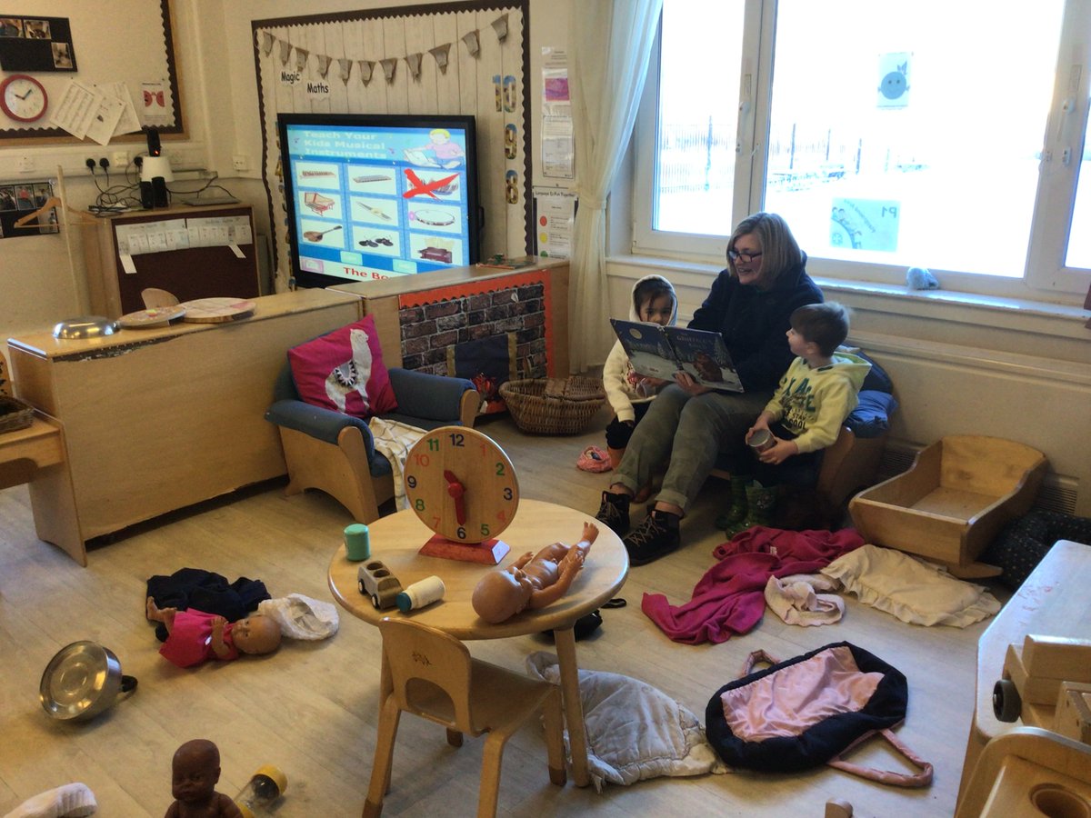 knightsridge's tweet photo. ‘Aha! Oho! Marks in the Snow!’ Fantastic play and learning in the snow today @KEYC We read ‘The Gruffalo’s Child’ by Julia Donaldson &amp; Axel Scheffler and made our own ‘Marks in the Snow!’ #responsiveplanning #literacythroughplay @KnightsridgePr1 @wlelc https://t.co/c8bTy8wWL9