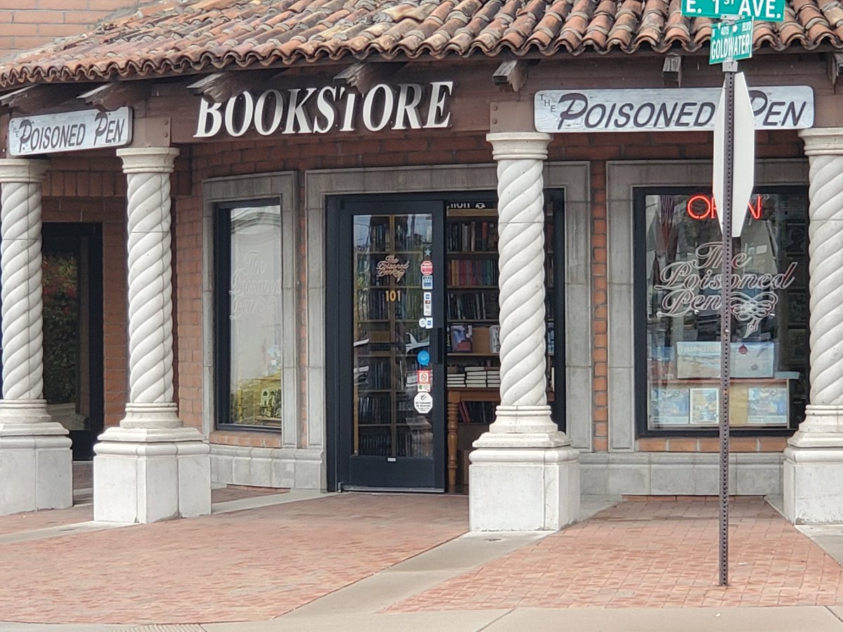 eakins69's tweet photo. From Omaha to Scottsdale!
Finally made it to @Writer_DG favorite independent bookstore, @poisonedpen .
Small stores just have a different vibe than big chain stores. #lovebooks #supportsmallbusiness
#Outlander https://t.co/H9k9GbA5tH