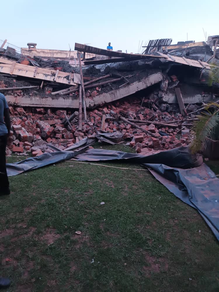 NBRBug's tweet photo. DEVELOPING STORY: We have been notified of a building that has collapsed near Speke Courts Hotel in Jinja City. Investigations are underway on the cause of this accident: @UIPE_Uganda @jinjacity @UgArchSociety @MoWT_Uganda @ERBUganda @ARBUganda Courtesy Pictures. https://t.co/HAD3WoOfJ4