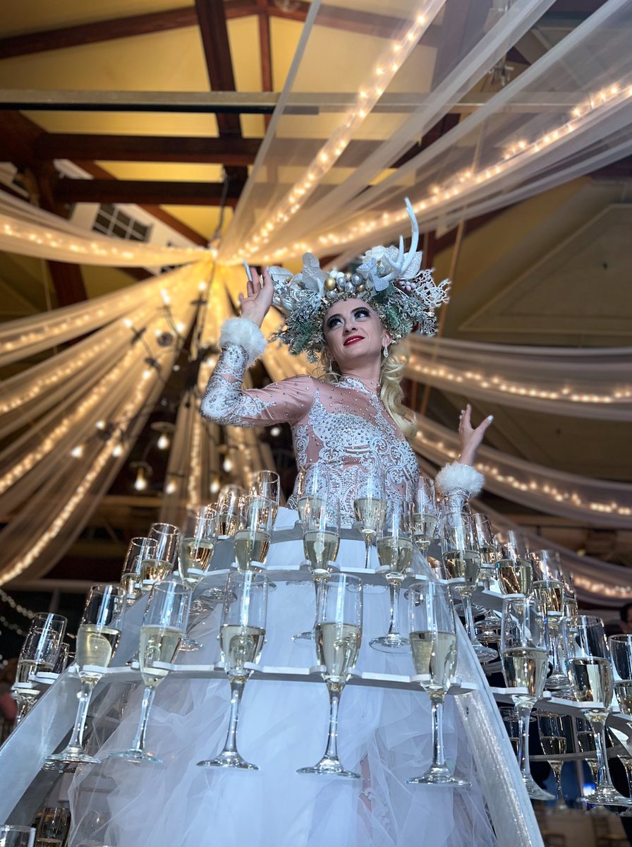 Cirque_Central's tweet photo. Here's a throwback to last week's Winter Wonderland Holiday Party for the staff at Federal Home Loan Bank of New York. As it was the last of this season's holiday parties, our artists came dressed up from head to toe, one in a custom Winter Wonderland Champagne Skirt! https://t.co/3Pku2Y5VbU