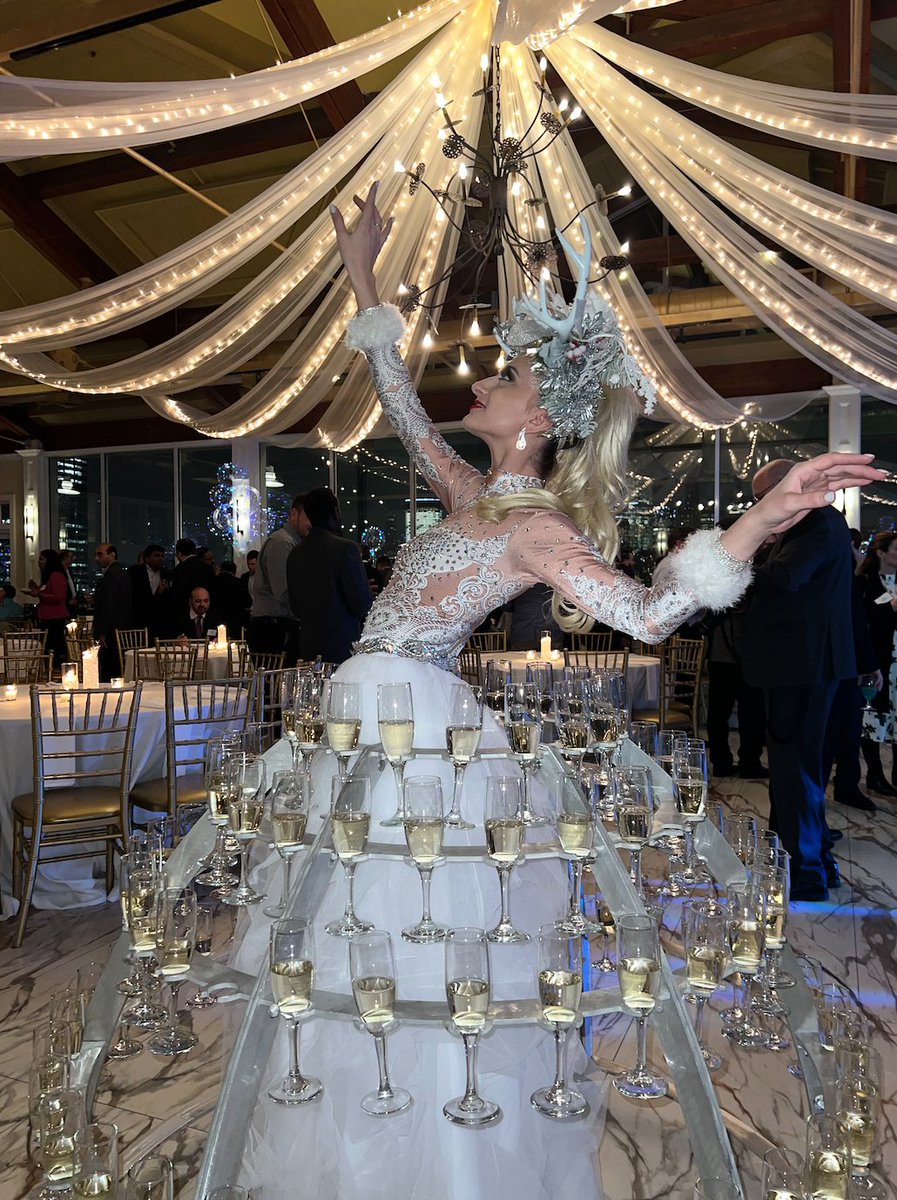 Cirque_Central's tweet photo. Here's a throwback to last week's Winter Wonderland Holiday Party for the staff at Federal Home Loan Bank of New York. As it was the last of this season's holiday parties, our artists came dressed up from head to toe, one in a custom Winter Wonderland Champagne Skirt! https://t.co/3Pku2Y5VbU