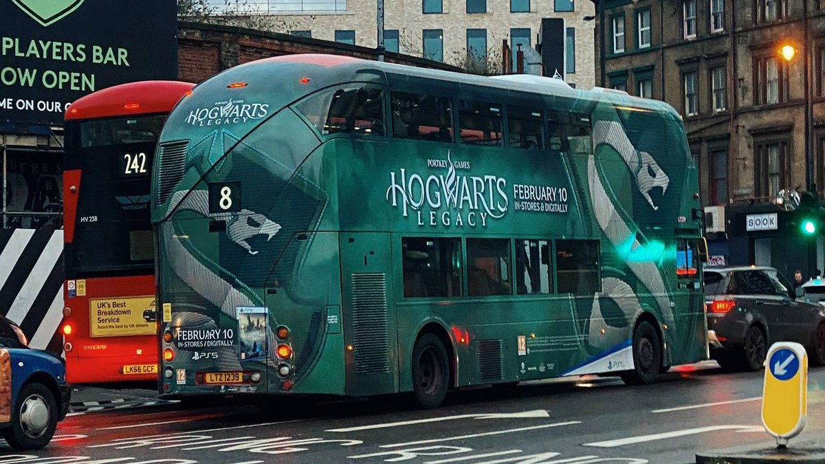EiProfeta's tweet photo. Así son los 4 autobuses de cada casa de Hogwarts que recorren Londres para promocionar "Hogwarts Legacy". https://t.co/hJ9HsiHNXc