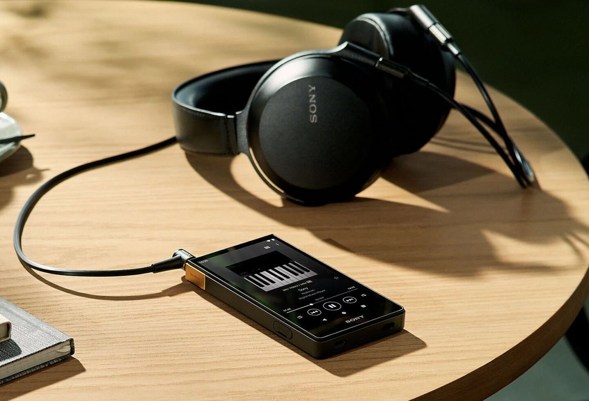 aschlstrt's tweet photo. El nuevo Sony Walkman es una verdadera belleza.

No busca ponerse a la altura de las actuales tendencias de diseño sino marcar su propia huella ofreciendo una experiencia y concepto basados en la época en la escuchar música era poner el tiempo en pausa.

Eso es pensar diferente. https://t.co/8PzNjhS13g