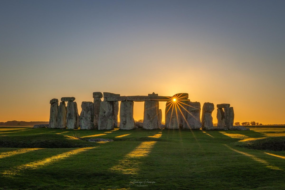 Sunset at Stonehenge today. 📷 credit Stonehenge Dronescapes  #sunset #sunsetphotography #sunsetlovers #stonehenge