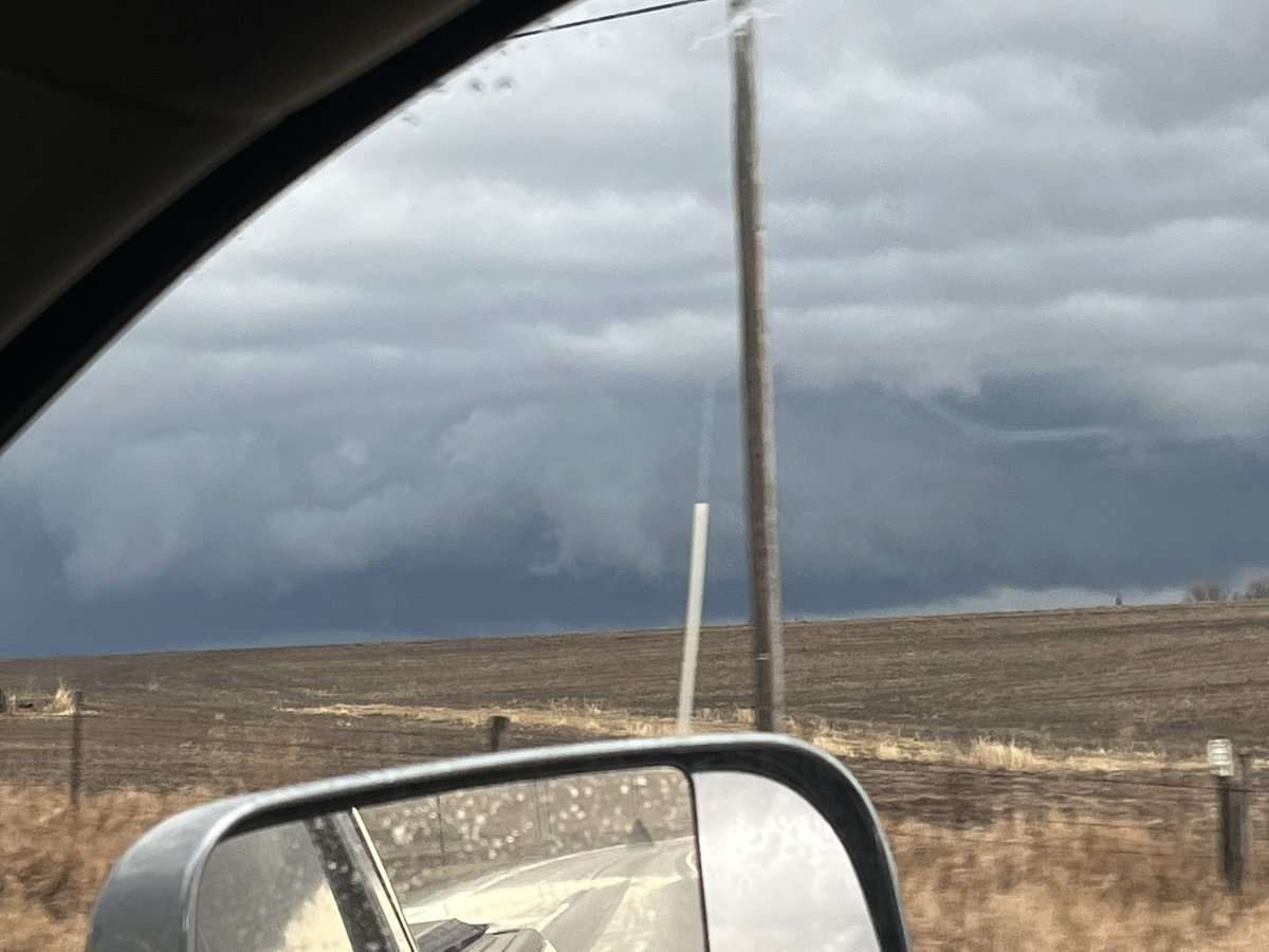 pilotjrdodd's tweet photo. @bamwxcom @CollinsAero Happened to be in the area.  First pic near Oxford second pic near Cedar Rapids https://t.co/y2SHQCSmIV