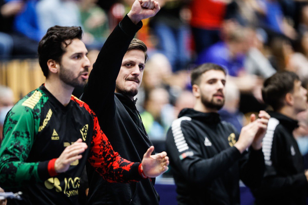 🇵🇹 JÁ ESTÁ 🇵🇹

Portugal vence a 🇭🇺 por 27-20 e avança para a Main Round com 2 pontos e em primeiro lugar do grupo!

Enorme exibição de Miguel Espinha que terminou com 15 defesas, enquanto Francisco “Kiko” Costa foi o melhor marcador com 6 golos!

𝑽𝒂𝒎𝒐𝒔, 𝑷𝒐𝒓𝒕𝒖𝒈𝒂𝒍! 🇵🇹