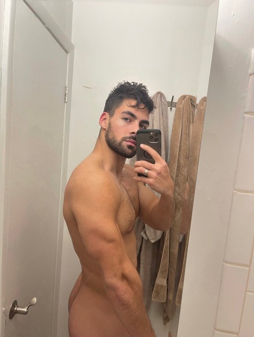 Quick selfie ❤️🙏📸 RT if you love bathroom selfies ❤️💪 https://t.co/MOIWeXI7CL