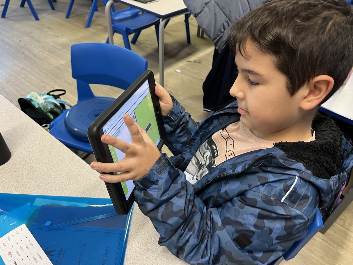 DelphSide's tweet photo. A great start to our new Year 3 and 4 Computing club using @codeforlifeuk Coding Club and playing Rapid Router. #enjoy #embrace #evolve #KeepKidsCoding https://t.co/XaB00LX4nH