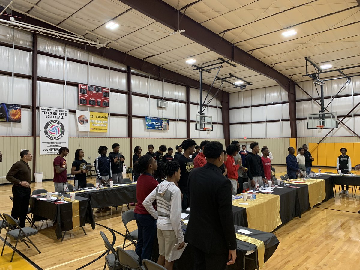 SummerCreekBas1's tweet photo. Summer Creek boys at MLK event hearing good words from great leaders in the community 🏀 https://t.co/VSUGl4NSPU