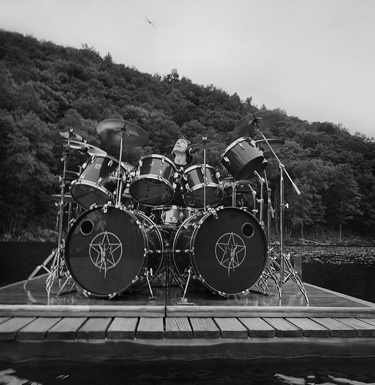 Photo of Neil Peart on the lake by the photographer Deborah Samuel. I'm hoping that some day we see all Le Studio lake shots of Neil. @rushtheband @Praetorianx1