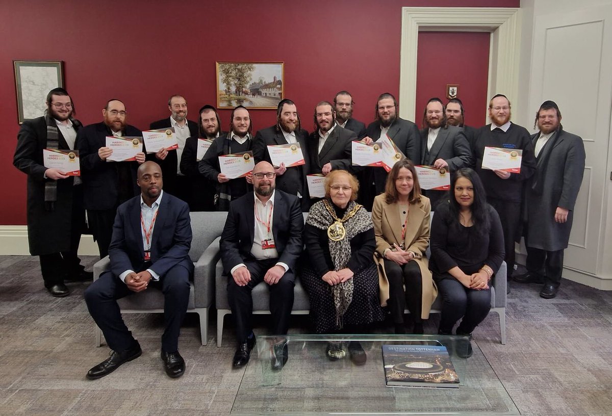🌹Cllr Seema Chandwani (@cllrseema) on Twitter photo Today the Mayor of Haringey presented Hero Awards to Rabbi <a href="/SDavidsohn/">Rabbi Shmuel Y Davidsohn</a> and the
<a href="/Chaverim_SH/">Chaveirim North London</a> team for all their help in gritting South Tottenham last month.
We discussed how we can encourage more community gritting on residential streets. Really insightful ideas presented. Today the Mayor of Haringey presented Hero Awards to Rabbi <a href="/SDavidsohn/">Rabbi Shmuel Y Davidsohn</a> and the
<a href="/Chaverim_SH/">Chaveirim North London</a> team for all their help in gritting South Tottenham last month.
We discussed how we can encourage more community gritting on residential streets. Really insightful ideas presented.