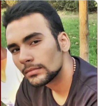 pouriazeraati's tweet photo. سه‌شنبه ۲۷ دیماه از ساعت ۱۱
بهشت زهرا، قطعه‌ی ۹۲ ردیف ۳۵

مراسم چهلم قهرمان وطن #محسن_شکاری 

کنار خانواده محسن باشید

#مهسا_امینی 
#IRGCterrorists https://t.co/FP8OP60uKi